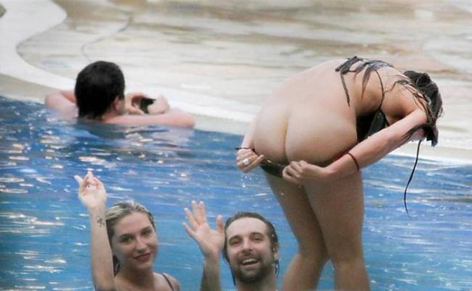 Засветилась в бассейне