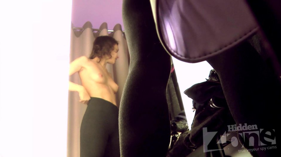 Переодевается порно