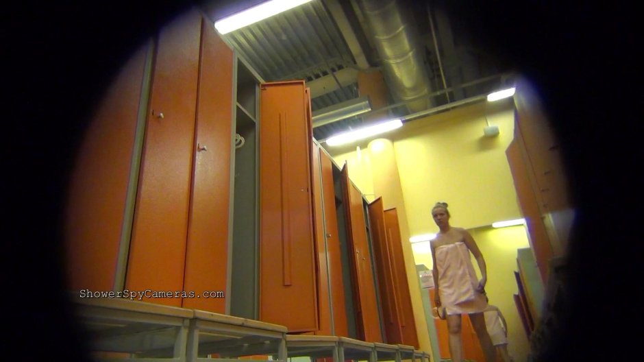 Женщины в раздевалке