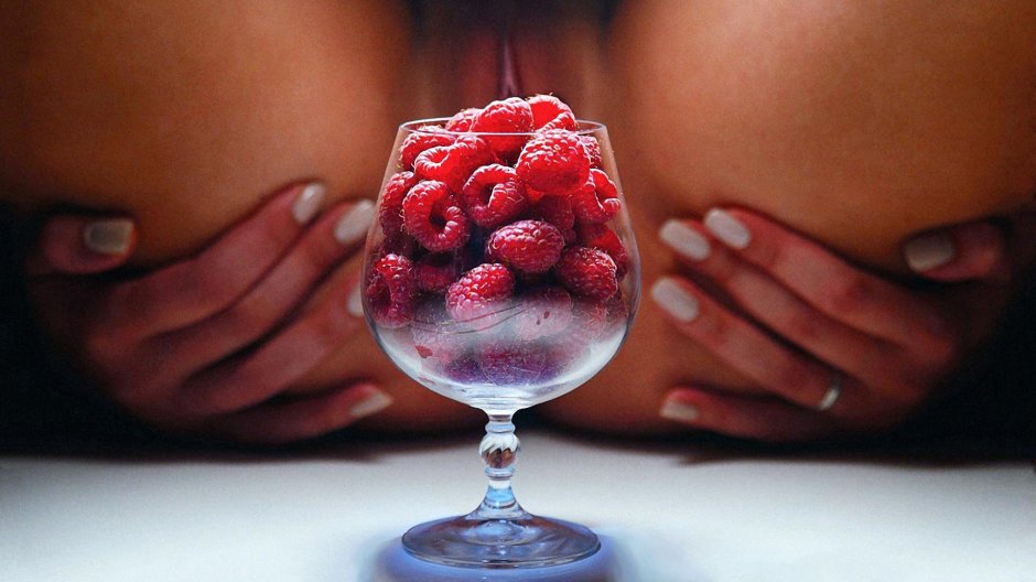 Клубника со сливками на теле