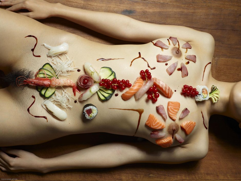 Суши на голой девушке