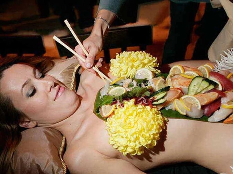 Суши на девушке