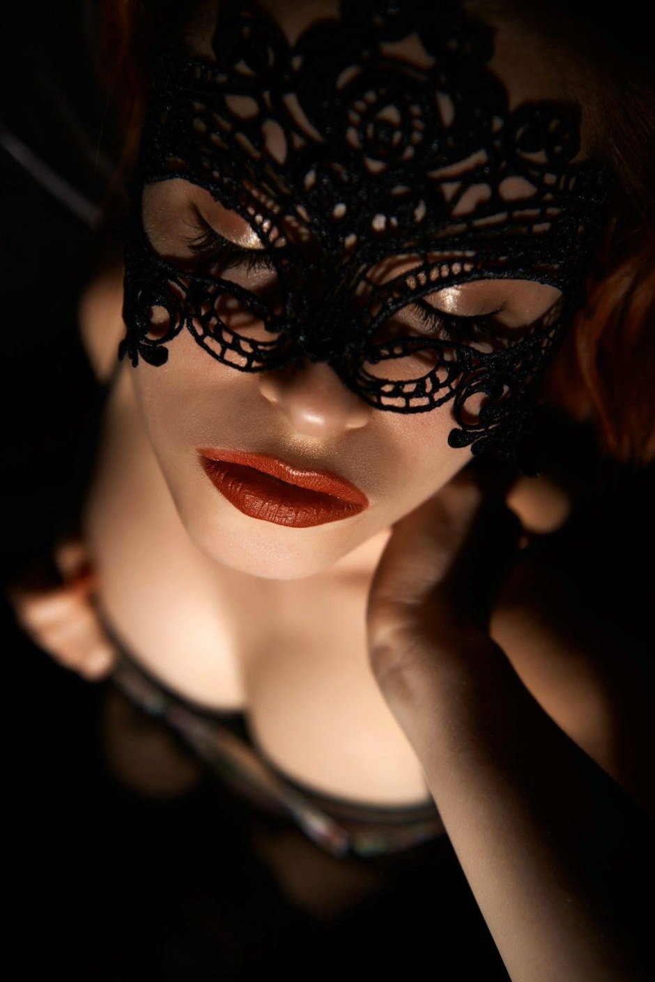 Женщина в маске