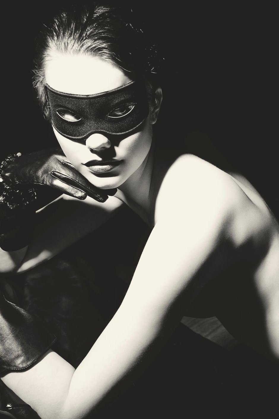 Красивая девушка в маске