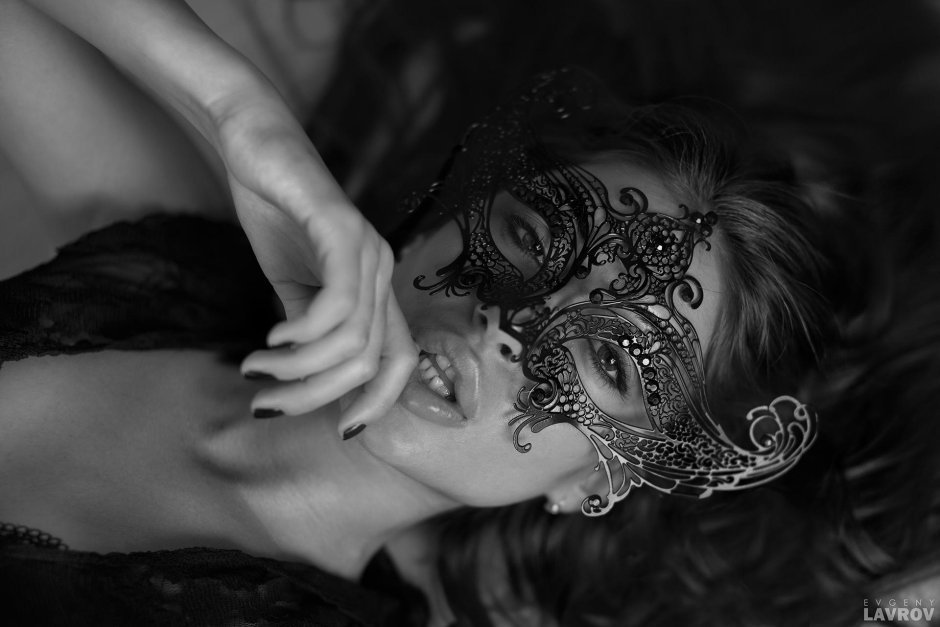 Девушка в маскарадной маске