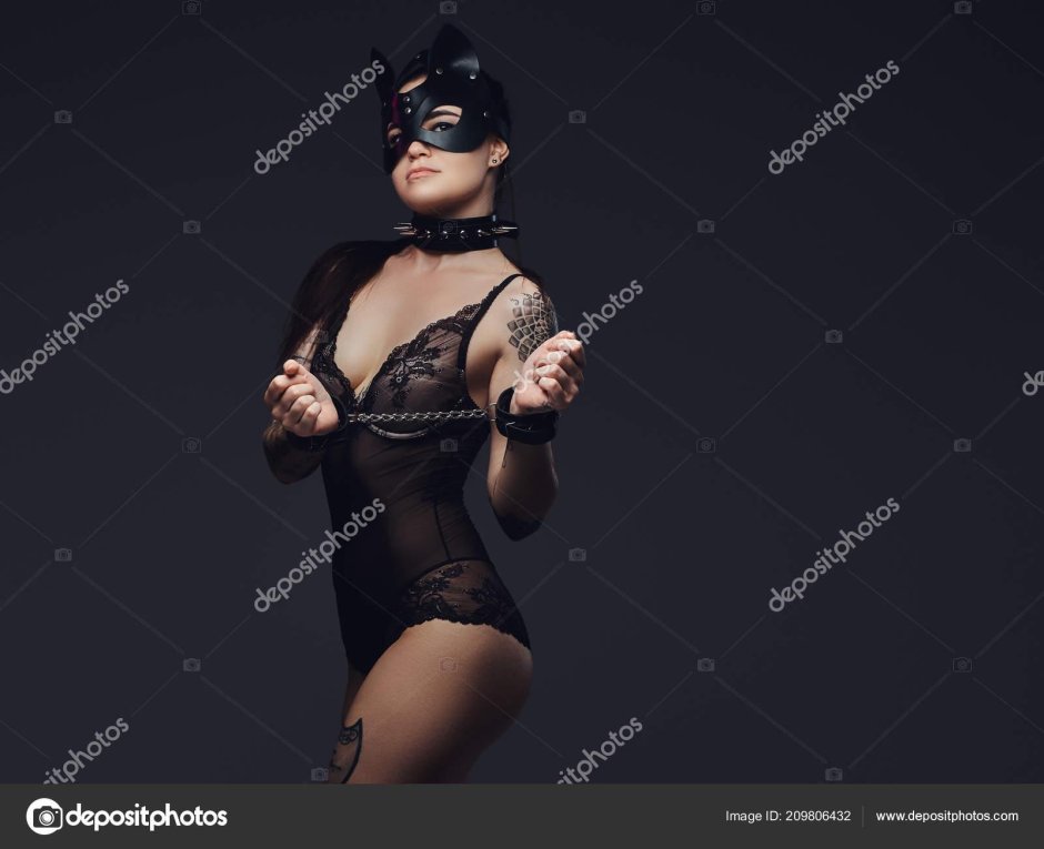 Девушка в маске кошки