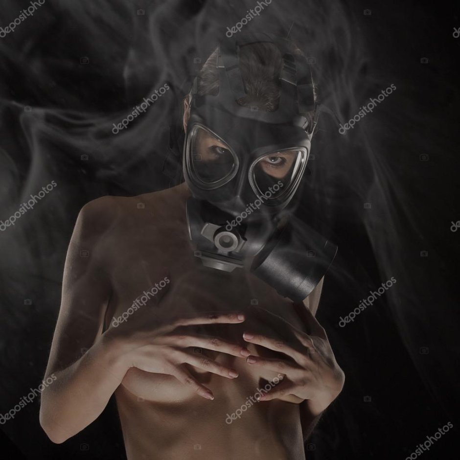 Эро девушки в респираторе