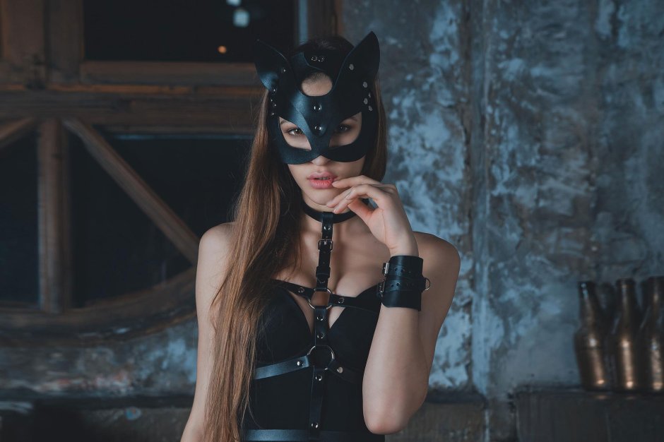 Девушка в маске кошки