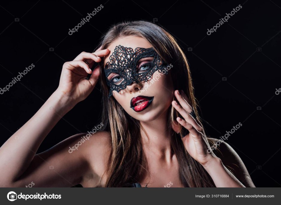 Девушка с маской