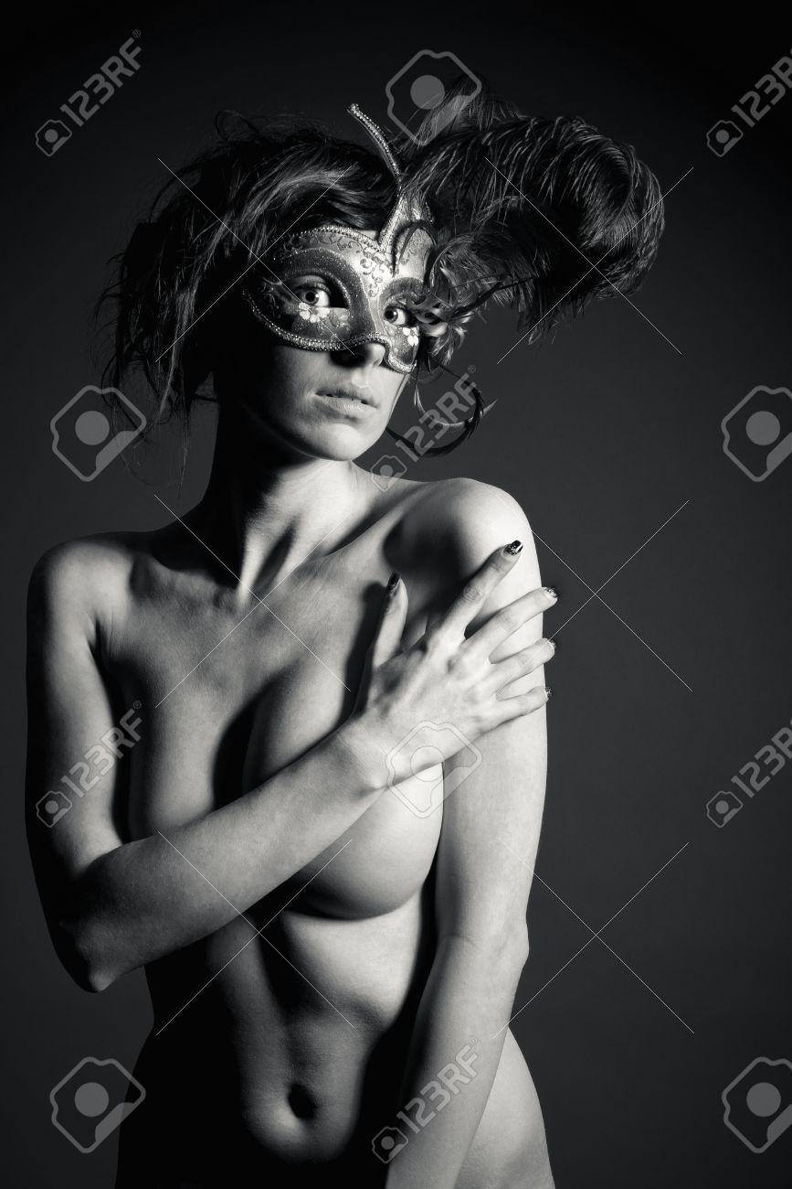 Женщина в венецианской маске ню