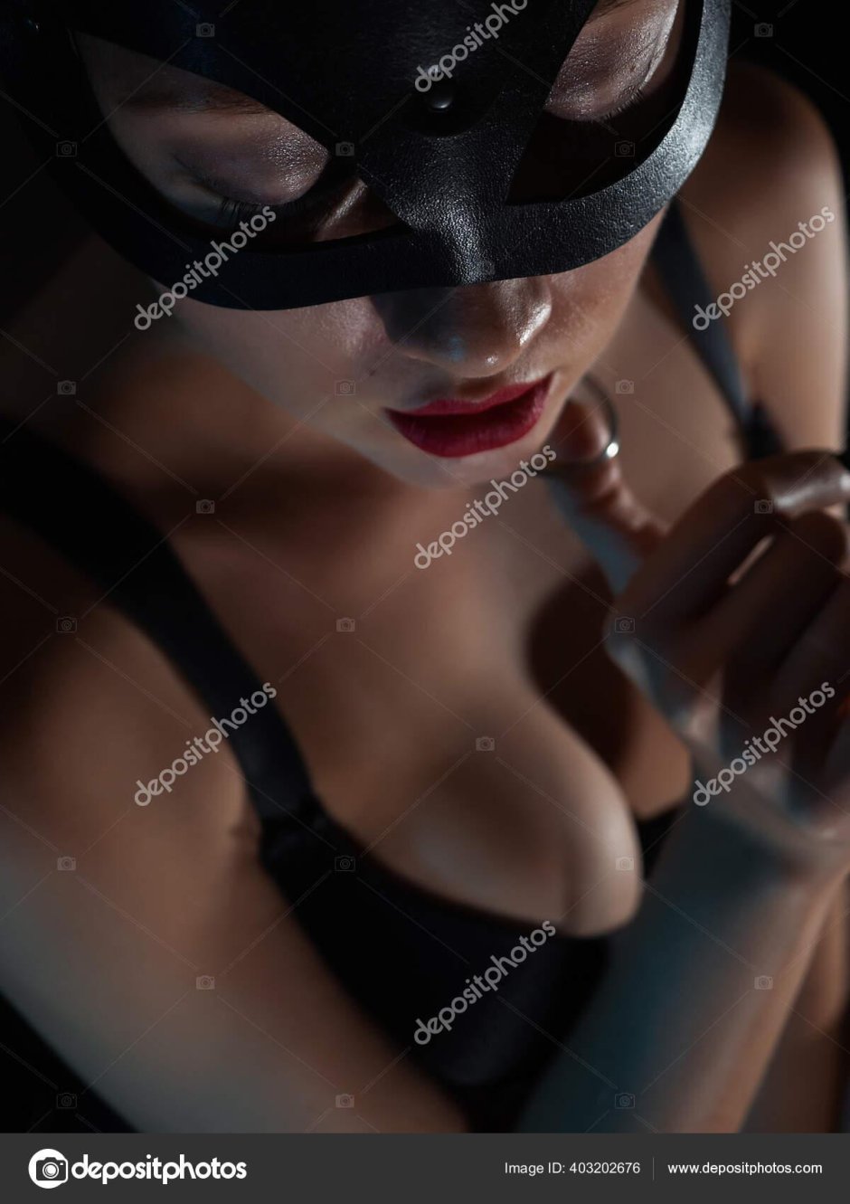 Сексуальная девушка в маске