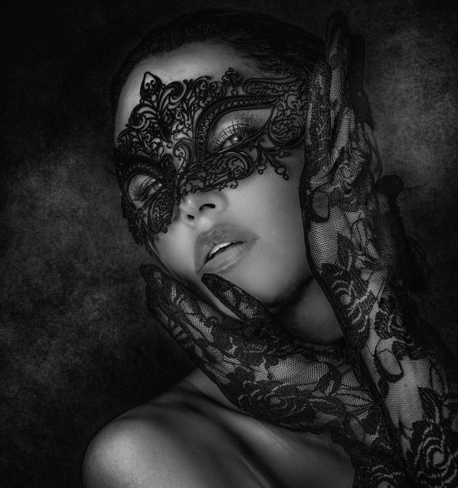 Красивая девушка в маске