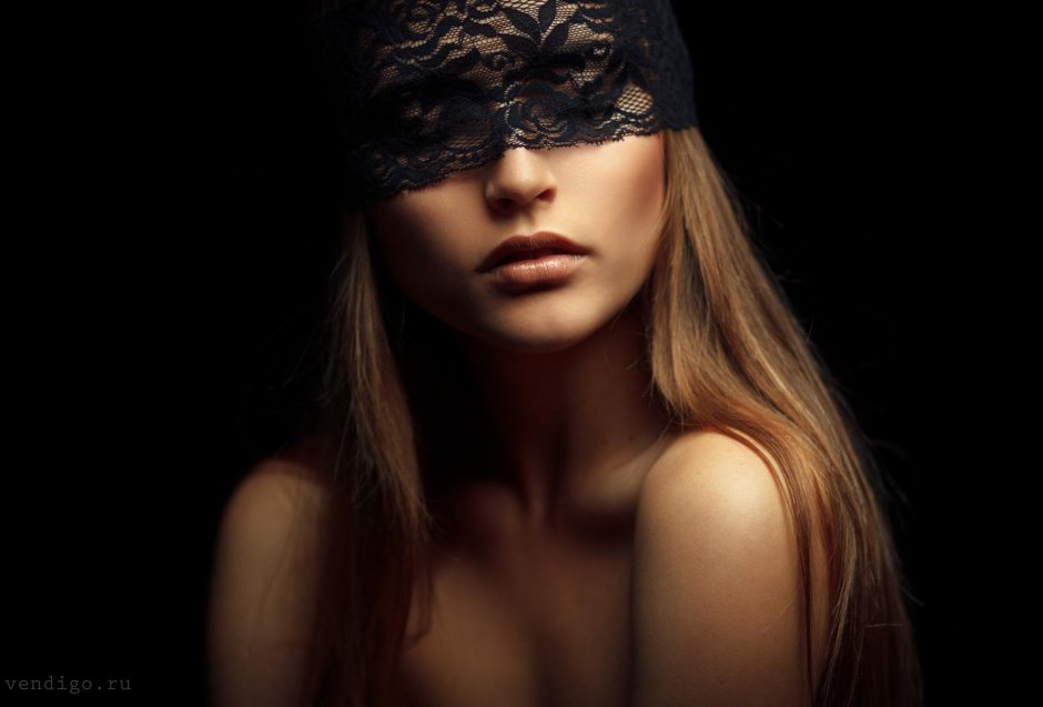 Девушка с повязкой на глазах