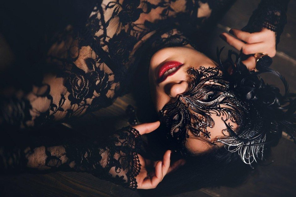Брюнетка в кружевной маске