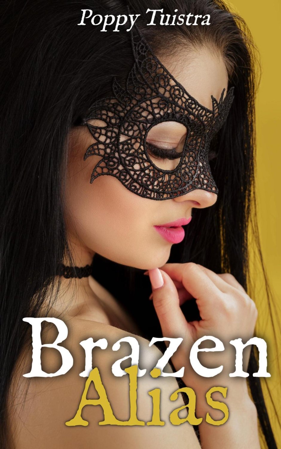 Девушка в ажурной маске