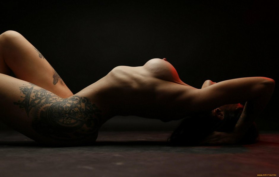 Голые татуированные женщины