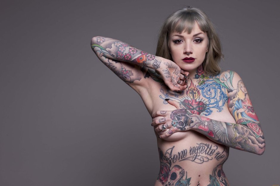 Голые татуированные женщины