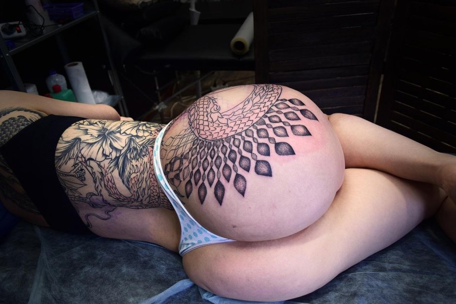 Тату на бедра