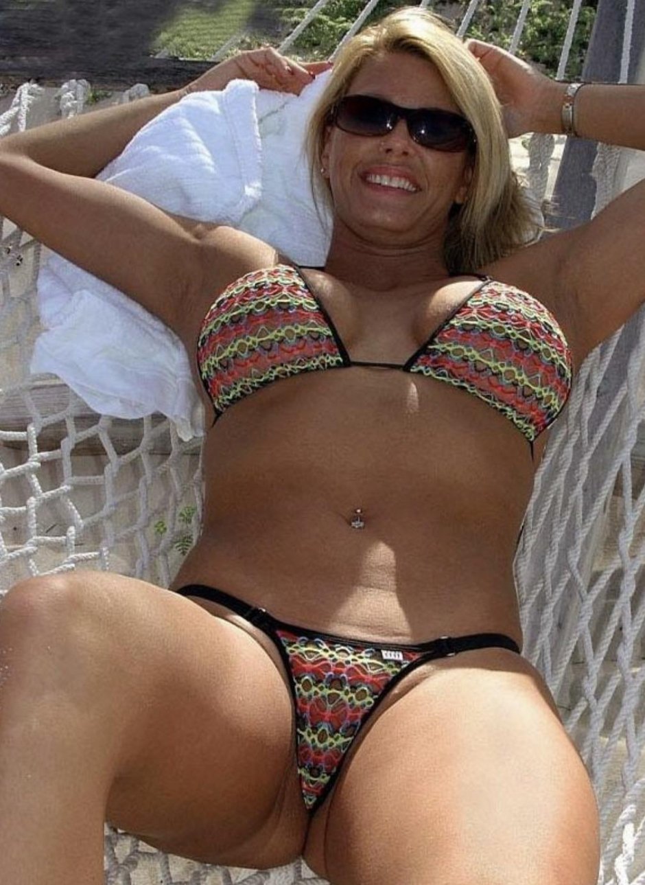 Зрелые женщины в бикини