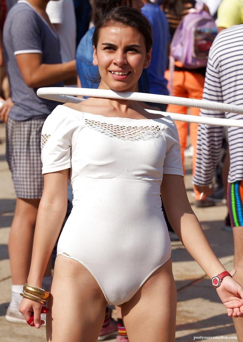 Девушка с верблюжьей лапкой