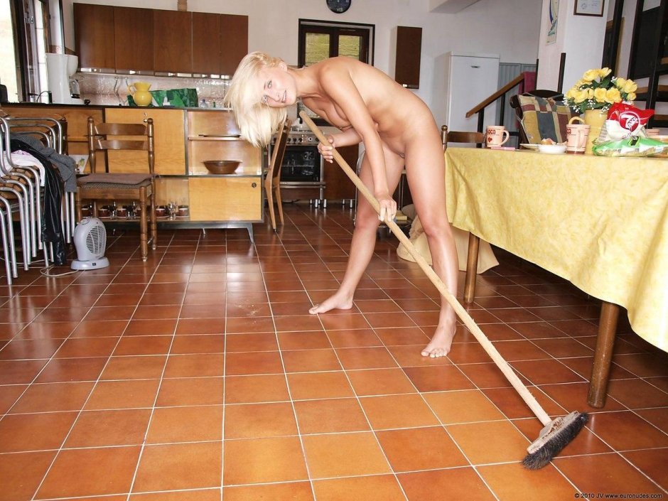 Голая женщина убирается