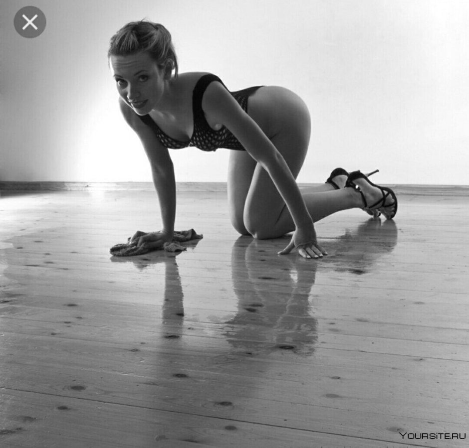 Девушка на четвереньках