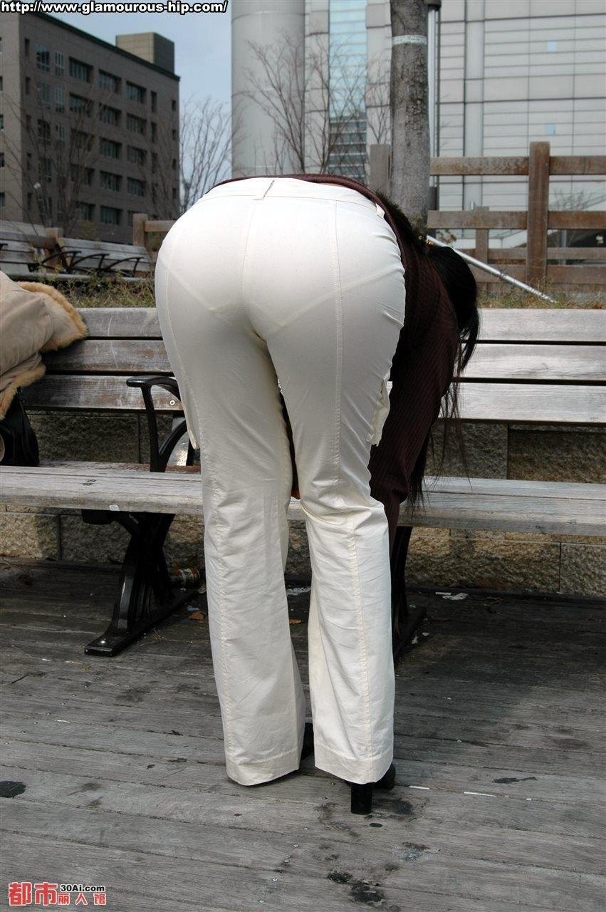 Задница в прозрачных штанах