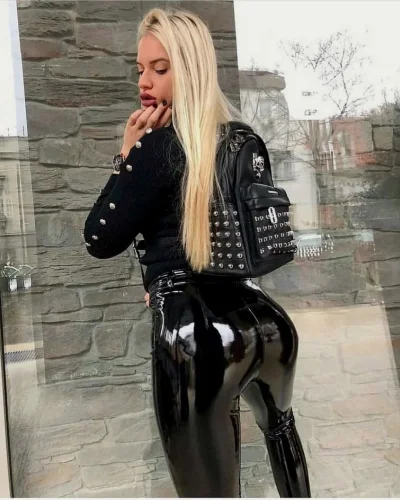 Блондинка в кожаных штанах