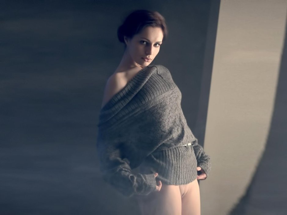 Девушка в одном свитере