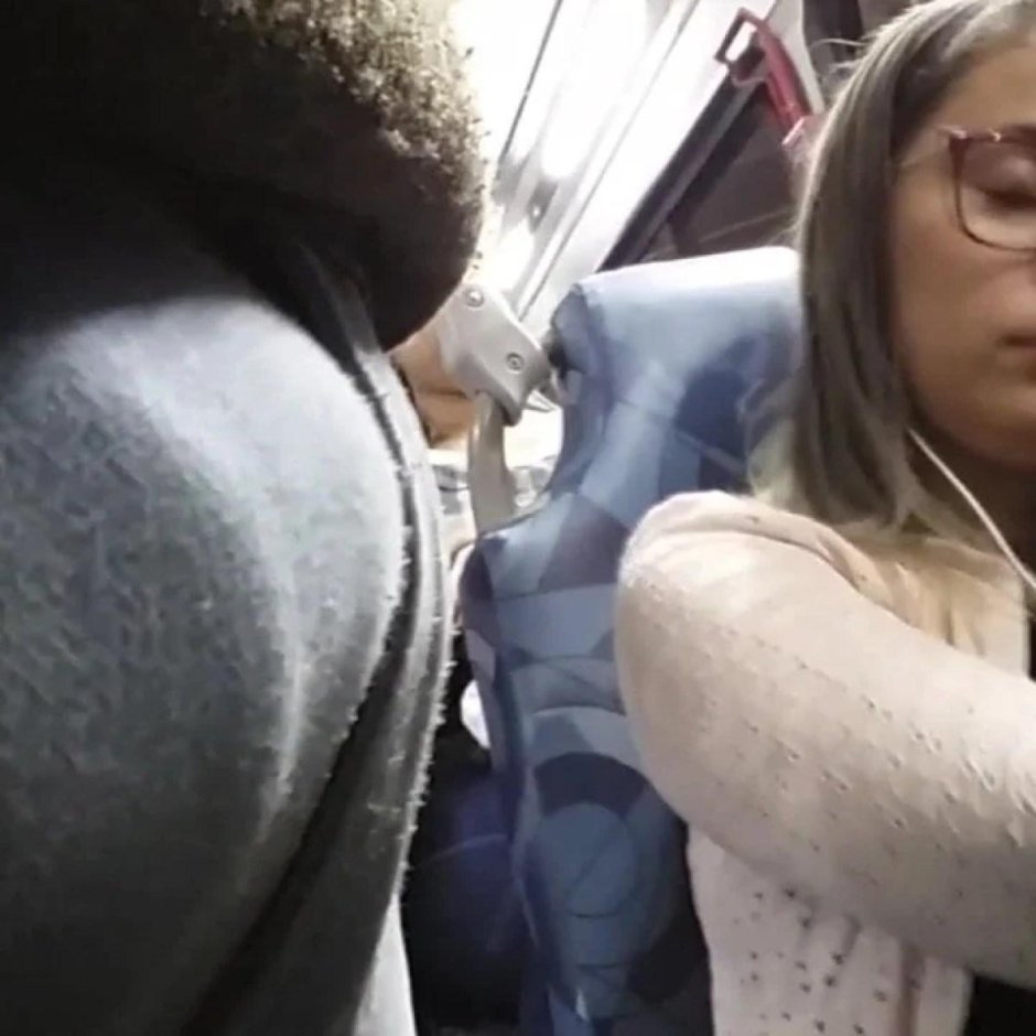 Девушка в автобусе