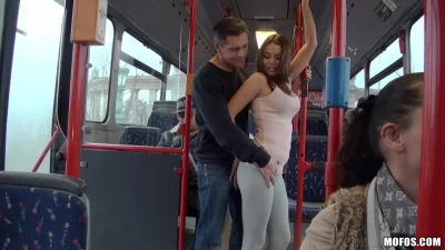 Трогает в автобусе