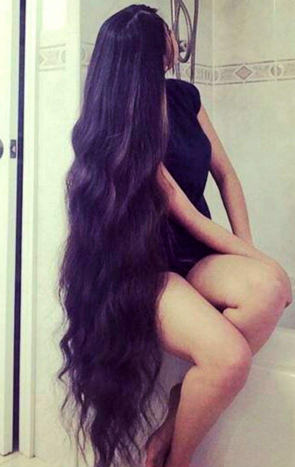 Девушка с длинными черными волосами