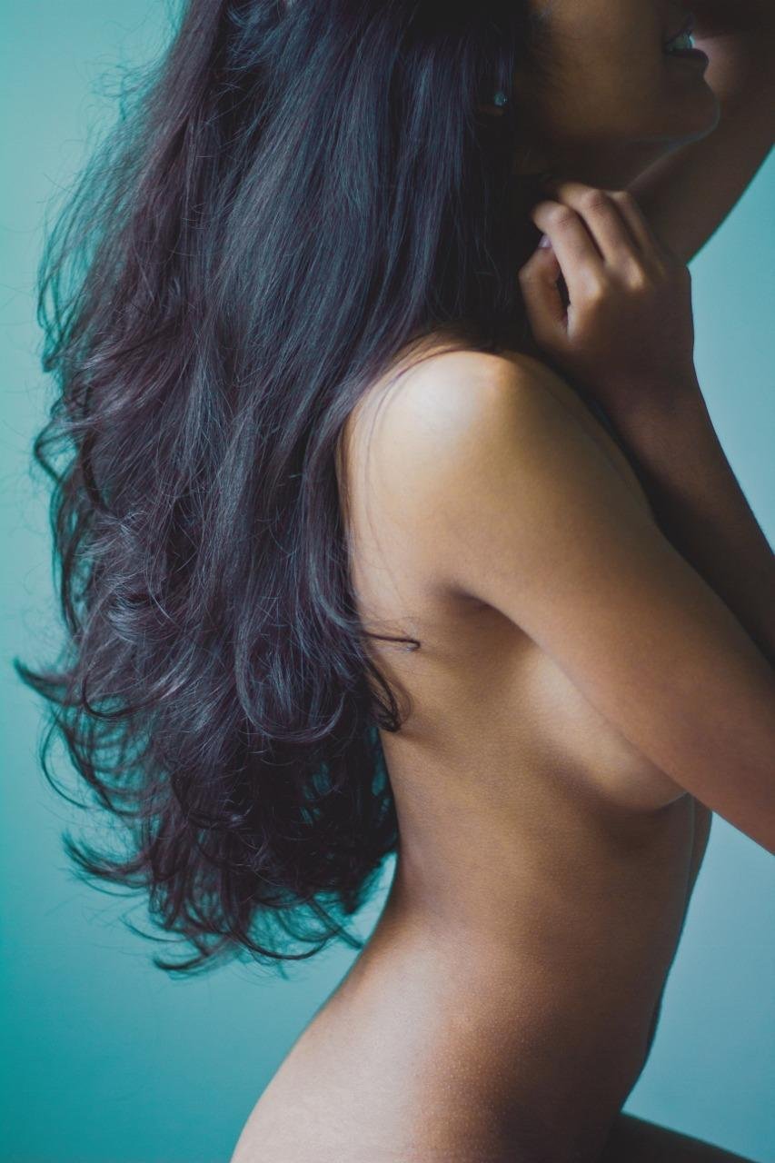 Девушка прикрывает грудь волосами
