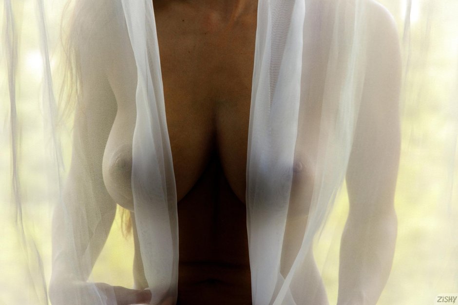 Просвечивает большая грудь