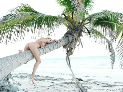 Девушка на необитаемом острове