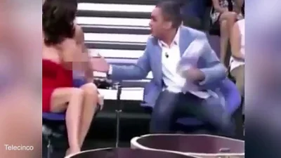 Сиськи выпали в прямом эфире