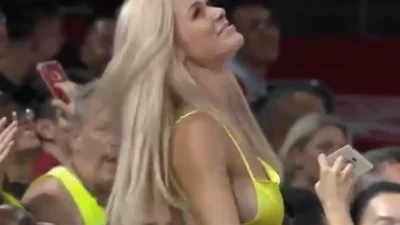 У болельщицы выпала грудь