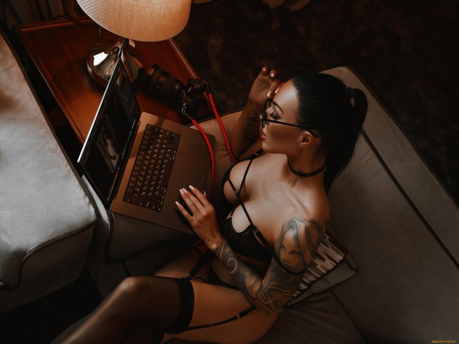 Девушка брюнетка