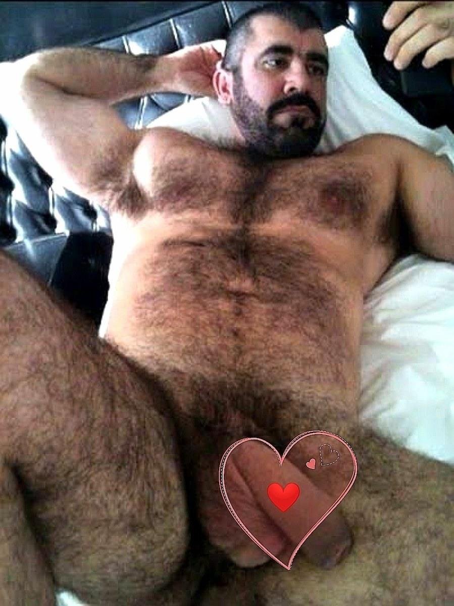 Огромный голый волосатый мужик