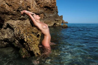 Голая в море