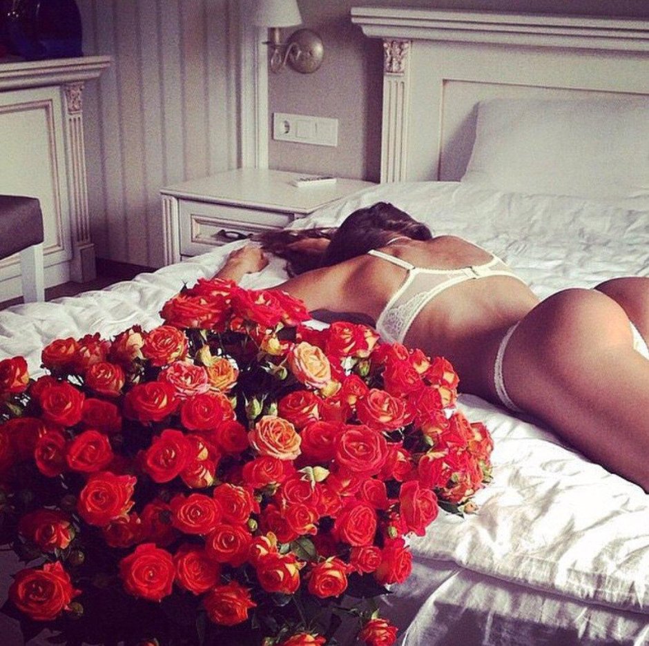 Девушка с букетом роз