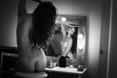 Голые женщины в гримерной