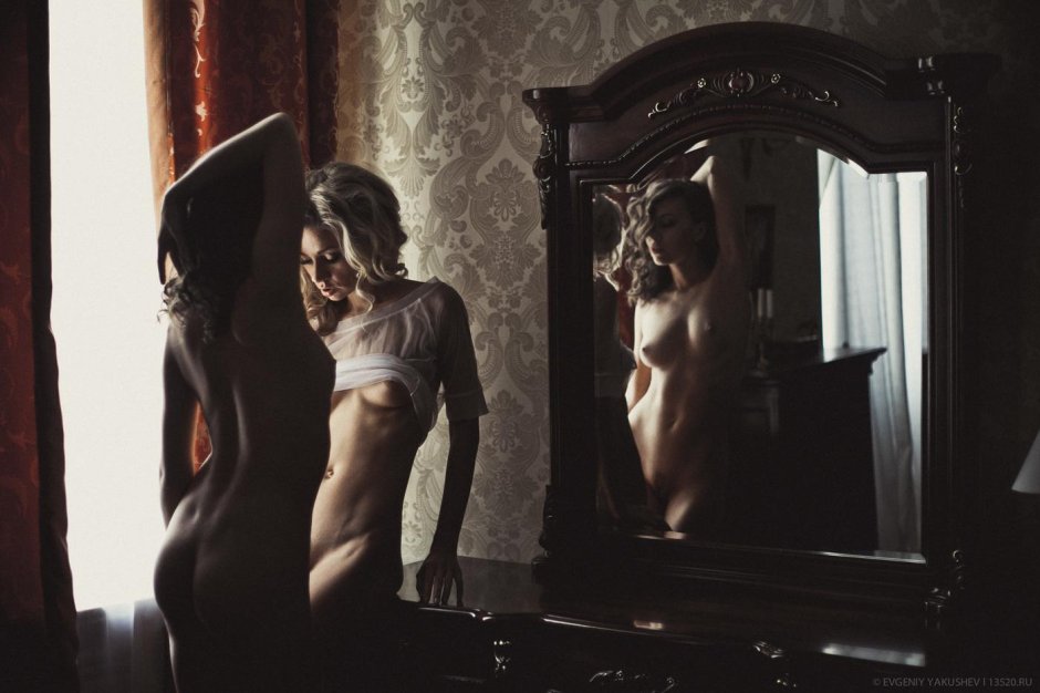 Раздетые девушки у зеркала