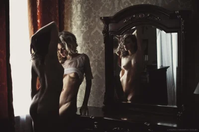 Раздетые девушки у зеркала