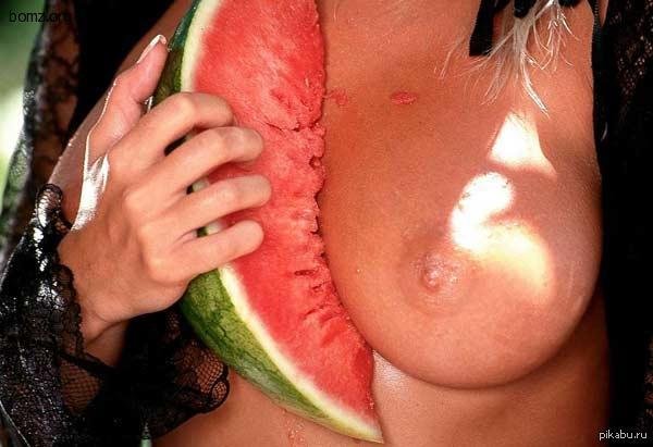 Девушка с арбузами