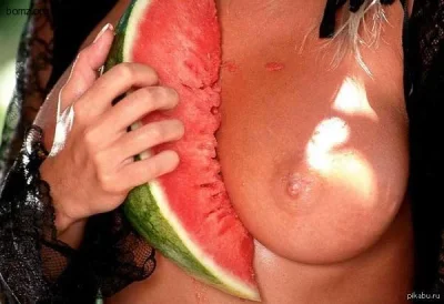 Девушка с арбузами