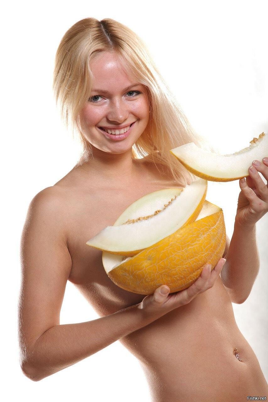 Девушка с дынями