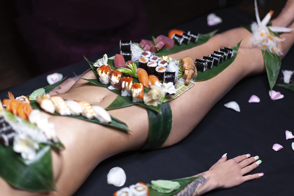 Суши на голой девушке