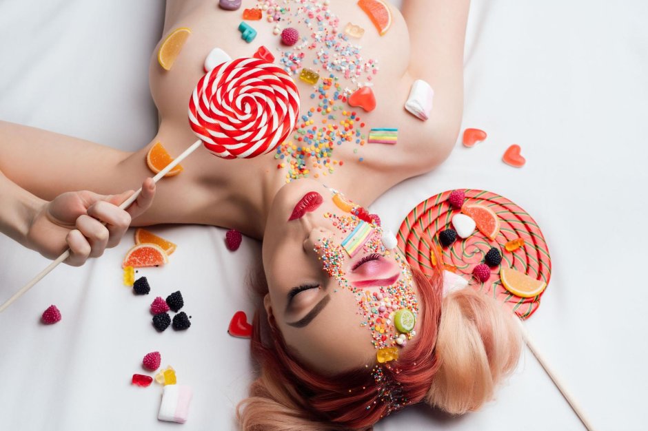 Девушка со сладостями