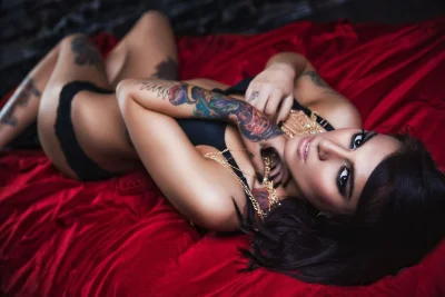 Девушка с тату